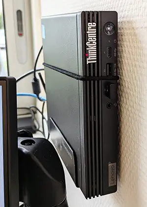 pc fixé au mur
